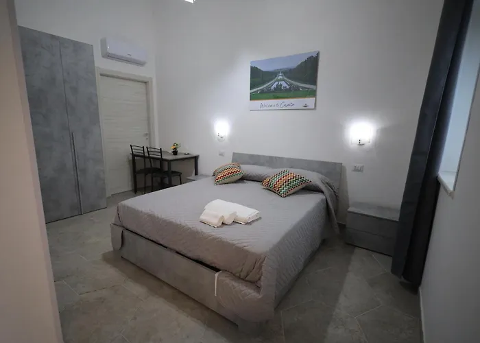 Revolution Bed E Breakfast 3* كازيرتا